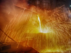 Raport: polska gospodarka potrzebuje więcej stali z "zielonej huty"