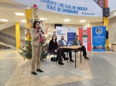 „Fake czy fakt? Jak nie dać się dezinformacji?” –  w I LO w Wieluniu odbyła się debata z ekspertami