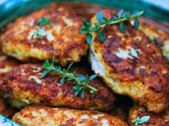 Obok karpia stawiam postne kotlety. Przed wojną były obowiązkowe, dziś każdy się dziwi na ich widok