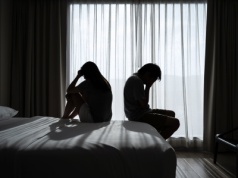 Jak pogodzić się z erotycznym niespełnieniem w relacji? „Konfliktu między związkiem z jedną osobą a pożądaniem nie da się rozwikłać”