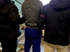 Kradł nawet po zatrzymaniu przez policję. Sklepy szacują straty na 32 tysiące złotych