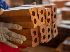 Budowlanka nie dowiozła wyniku. Ale mieszkania rosną pięknie