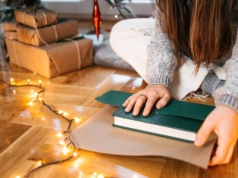 Najciekawsze nowości i sprawdzone klasyki w Allegro. Te książki i planszówki warto sprezentować w święta bliskim