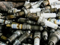 Najczęstsze przyczyny usterek świec zapłonowych. Ekspert wyjaśnia.