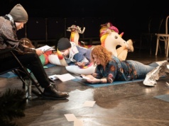 Jak wmieszać się w literaturę? O budowaniu wspólnoty poprzez słowo i teatr