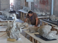 Mieszkańcy Pompejów w grubych wełnianych ubraniach. Czy znamy prawdziwą datę erupcji?