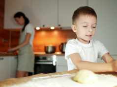 Sposób na to, by dzieci chętniej pomagały w domu. "Nie wydawaj poleceń, nadaj role"