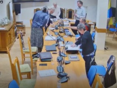 "Nie drzyj ryja". Wielka awantura na sesji w małej gminie. Sprawa trafiła na policję