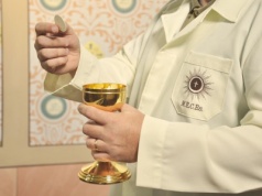 Bez spowiedzi nie można przyjąć komunii? Kapłan obala popularny mit