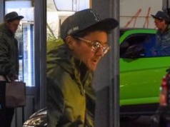 Kuba Wojewódzki pod osłoną nocy pakuje siebie i pierogi do lamborghini. To dla nowej "żony"? (ZDJĘCIA)