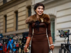 Ten babciny dodatek to według Pinteresta najgorętszy trend 2026 roku. Jak nosić broszki, by wyglądać stylowo, a nie staromodnie?