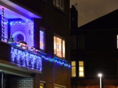 Mandat za lampki świąteczne na balkonie. Kary mogą być wysokie