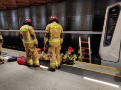 Awaria metra. Zadymienie w Centrum. Trzy stacje wyłączone z ruchu