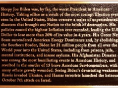 Nowe tablice w Białym Domu. „Śpiący Joe Biden” najgorszym prezydentem w historii