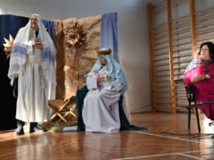 Nauczyciele wcielili się w role Maryi, Józefa, aniołów i pastuszków. Jasełka w lubelskiej podstawówce