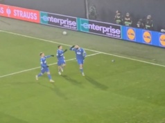 Czescy kibice nie wytrzymali po golu Lecha. Obrzucili Ishaka śmieciami