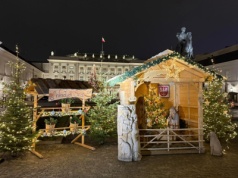 Bożonarodzeniowa szopka z godłem Polski stanęła przed Pałacem Prezydenckim. Ostre komentarze Internautów: "Same przygłupy w tym pałacu"