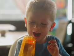 Dziecko mówi do siebie, a rodzice się niepokoją. Prawda o tym zachowaniu jest inna