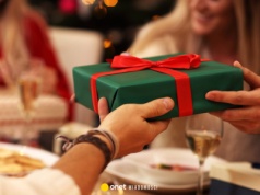 Trend komercjalizacji świąt. Polacy pożyczają pieniądze, by kupić prezenty