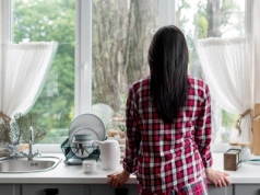 Babcia pocierała szybę w kuchni cebulą. Tłuszcz znikał, a okna lśniły