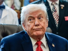 Kontrowersyjna zmiana nazwy prestiżowej instytucji w USA. Trump dokleił swoje nazwisko