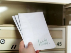 Rządowa przesyłka trafi do domu każdego Polaka do końca stycznia 2026 r. Oto, co znajdziesz w środku