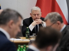 Suski odbija piłeczkę po nazwaniu posłów "debilami". "Karma wraca"