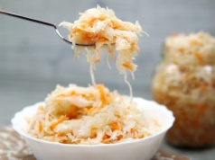 Ten błąd wiele osób popełnia przed Wigilią. Tego nigdy nie rób z kiszoną kapustą! Tak przygotujesz najzdrowszą kapustę z grzybami i bigos