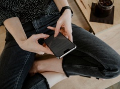 Jedni przerabiają burgery, inni szantażują marki odzieżowe. "Chcą pieniędzy za usunięcie złej opinii"