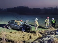 Dachowanie w Chojniczkach. Auto przewrócone na koła