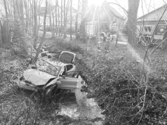 Mustang wylądował w rzece. Kierowca uciekł. Został odnaleziony martwy!