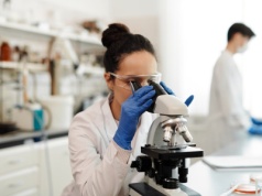 Prosty test krwi z palca może ułatwić wczesne wykrywanie choroby Alzheimera