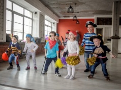 "Urządzam przyjęcie dla 3-letniej córki. Czy wypada zaprosić 10-letnich kuzynów na kinder party dla maluchów?"