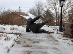 Odszkodowanie za wypadek na śliskim chodniku. Tyle dostanie poszkodowany za złamaną rękę