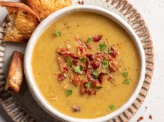 Sycąca zupa z soczewicy z chrupiącym boczkiem. W sam raz na zimowy obiad