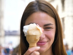 Lody z "mleka mamy" robią furorę. Nowy smak wywołuje też duże emocje