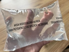 Pakują wodę w worki i rozdają mieszkańcom. Brzmi dziwnie, ale działa