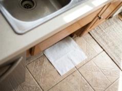 Nie mop, nie mata. Kładę papier na podłodze przy zlewie i mam święty spokój