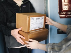 Uwielbiam płacić za dostawę paczek, bo dzięki temu oszczędzam. I ty też powinieneś