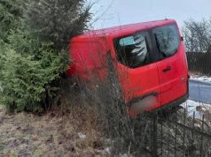 Stracił panowanie na oblodzonej drodze i wpadł w płot