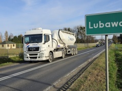 Samochód ciężarowy wpadł do rowu. W środku 170 świń