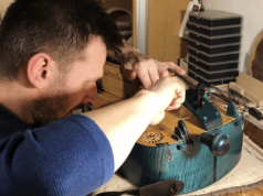 Pół życia poświęcił na budowę lir korbowych, jest bratem jezuity