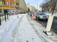 Nowy przystanek na ul. Limanowskiego coraz bliżej. Są pachołki, będą ławki dla pasażerów