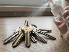 Co sobotę polewam klucze octem i zostawiam na kilka minut. Sąsiedzi pytają, po co to robię