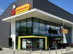 Lepiej tego nie rób przy kasie w Biedronce. Można narazić się na kłopoty, klienci nie mają pojęcia