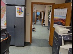 Urząd Miejski w Świdnicy: Pusty wydział, pootwierane drzwi, dokumenty na stołach i regałach