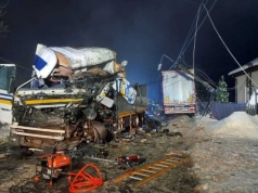 Czołowe zderzenie dwóch ciężarówek w terenie zabudowanym – „czwórka” i wąski Actros