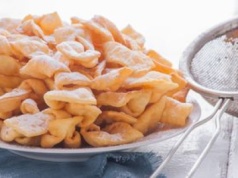 Dodaję do ciasta na faworki. Wychodzą delikatne, chrupkie, a ich smak jest podkreślony