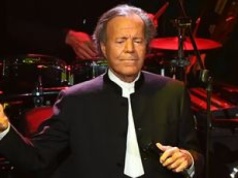 Julio Iglesias oskarżony o molestowanie i handel ludźmi. Nie zgadza się z zarzutami: "FAŁSZYWE"