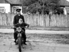 Chodnik pełen błota obok ulicy Kolejowej wybrukowanej kocimi łbami